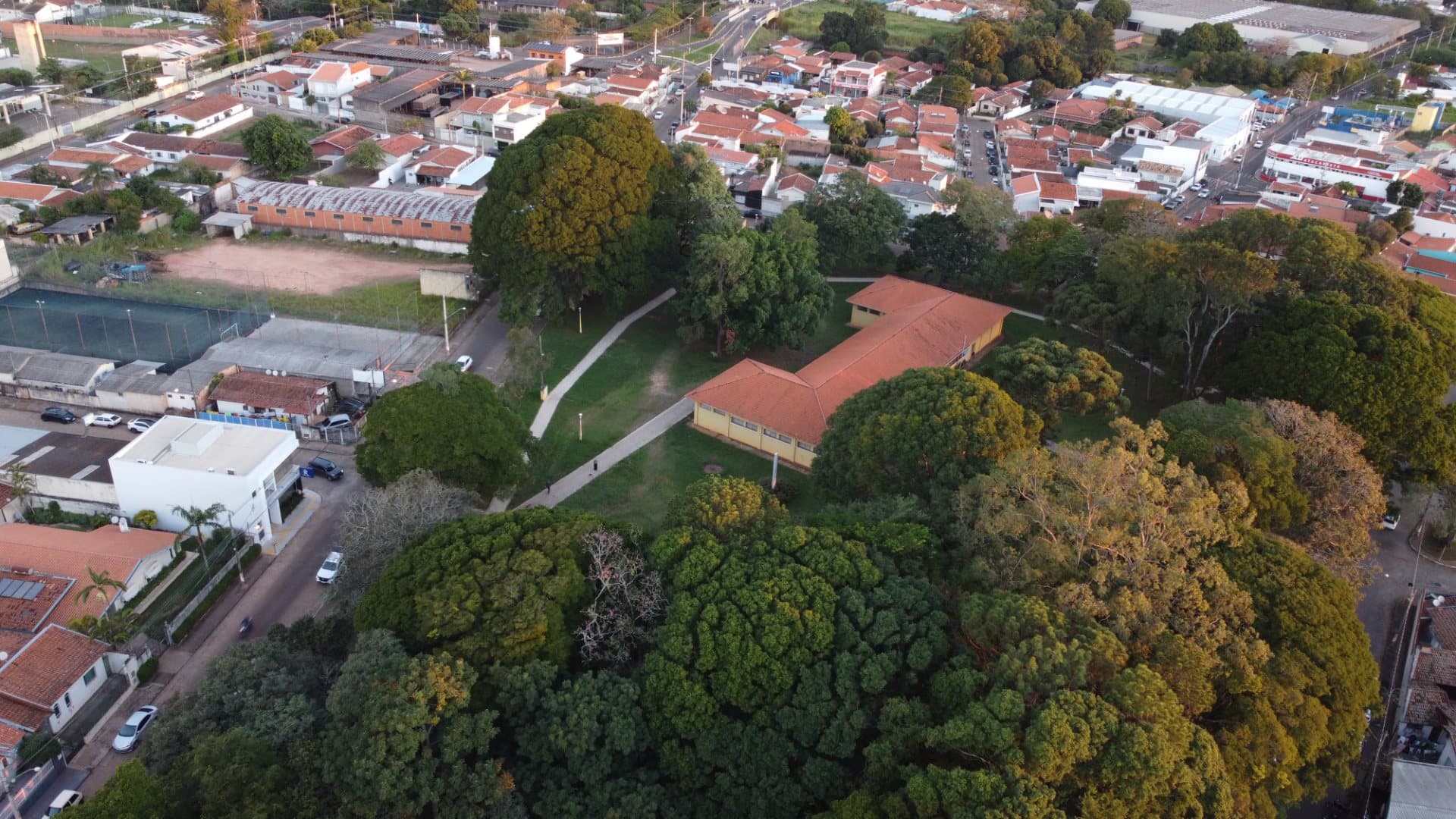 Vista aérea da praça onde está localizado o PAT de Avaré, cercada por ampla área arborizada, vias urbanas e imóveis residenciais e comerciais no entorno.
