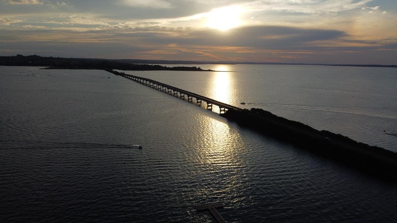 Imagem da Represa Jurumirim, em Avaré, com a extensa lâmina d'água e a paisagem de seu entorno. Formado pelo represamento do Rio Paranapanema, o reservatório é um dos principais patrimônios naturais e turísticos do município.