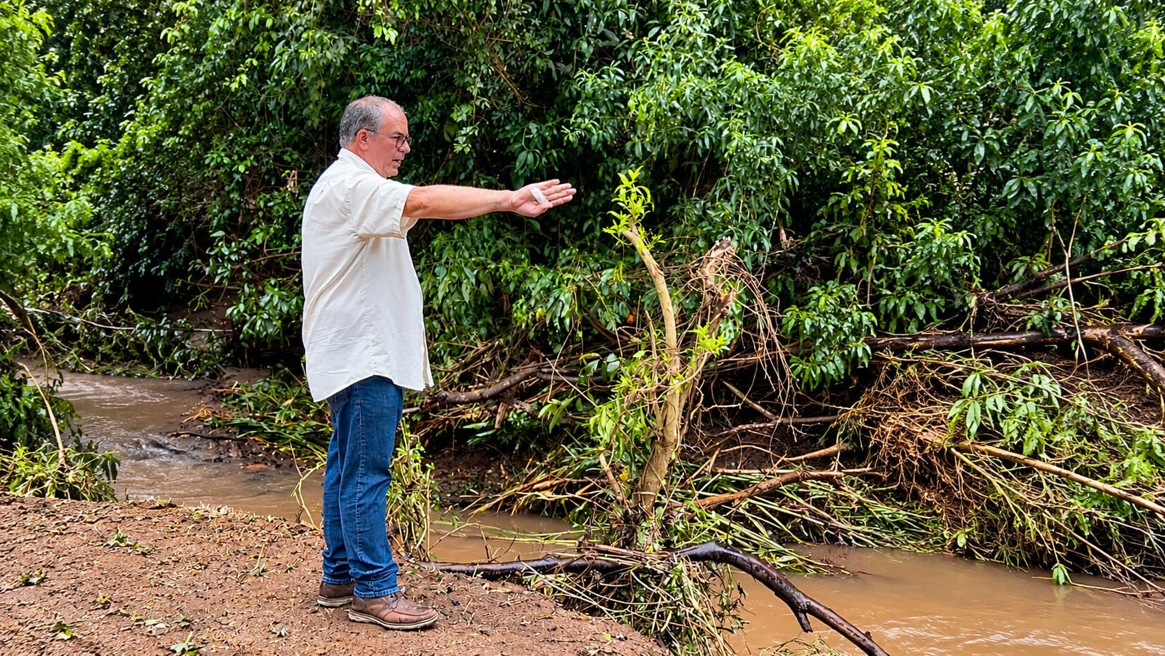 Chuva de 140 milímetros castiga Fartura e mobiliza prefeito para recuperar estradas rurais com urgência